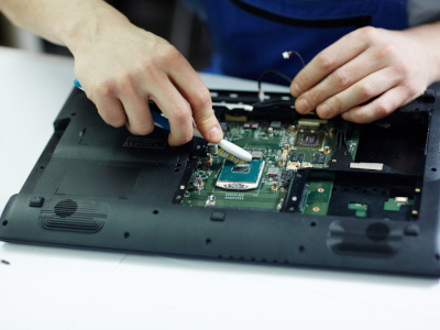 Wir reparieren jeden Laptop, egal wo dieser gekauft worden ist. Bei Laptops sind jedoch wenige Teile tauschbar, wir besorgen die passenden Ersatzteile und bauen diese ein. Einige Reparaturen, wie Display-Tausch lassen wir in unserer Zentralwerkstatt reparieren.